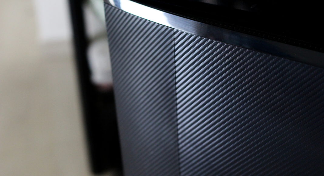 OnePlus TVU1の裏表紙が閉じています 