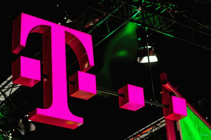 「T-Mobileの所有者であるドイツテレコムのロゴは、モバイルワールドコングレスエキスポホールのブースで見られます。」